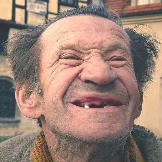 Arquivo:Senhor sorridente feliz.jpg