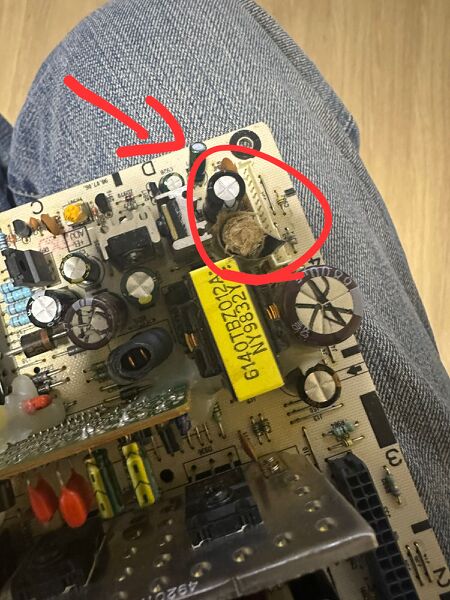 Arquivo:Imac-g3-defeito-capacitor-explodido.jpeg
