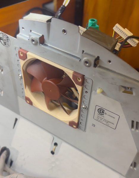 Arquivo:Imac-g3-cooler-interno-novo.png