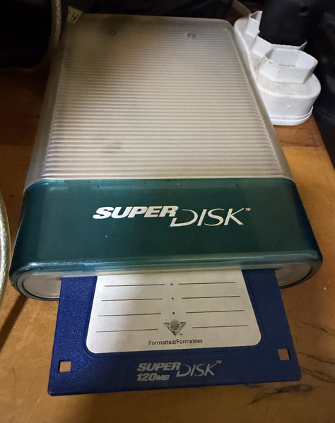 Arquivo:Imac-g3-superdisk-floppy04.png